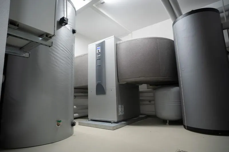 Hybrid water heater — heat-pump water heater with storage tanks
